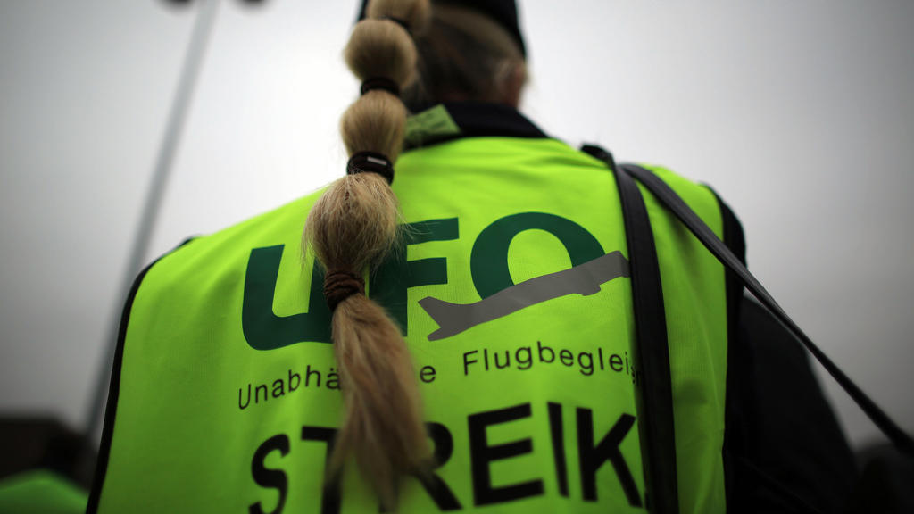ARCHIV - 27.10.2016, Nordrhein-Westfalen, Köln: Eine Flugbegleiterin steht vor dem Unternehmenssitz von Eurowings bei einer Kundgebung. Erstmals seit vier Jahren wollen Flugbegleiter der Lufthansa an diesem Sonntag streiken. (zu dpa «Gewerkschaft Ufo