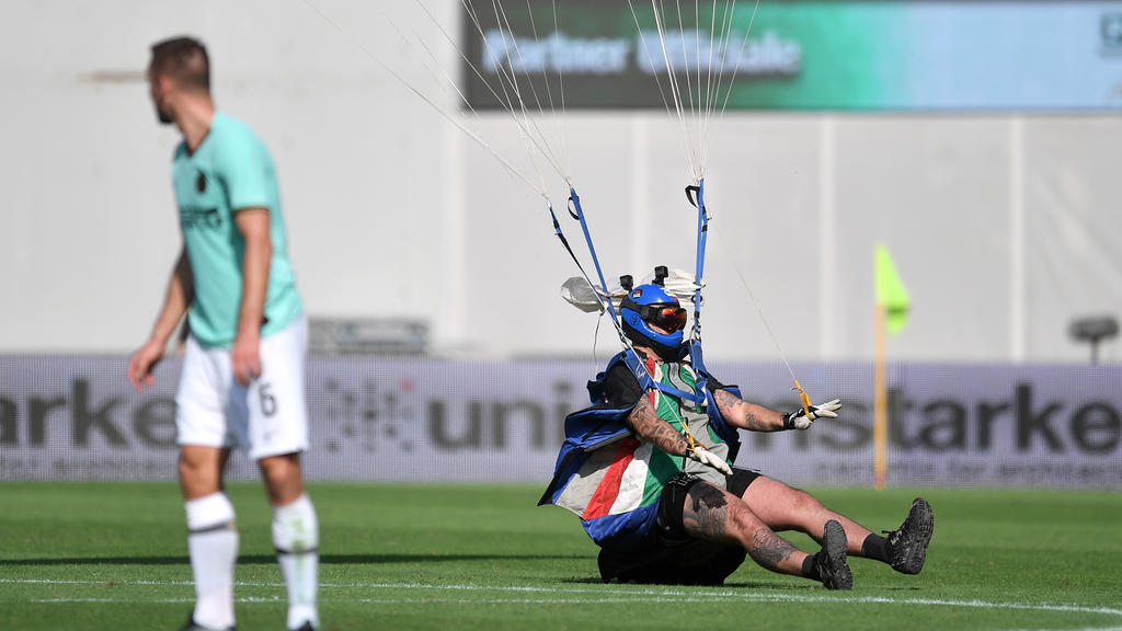A pitch invader with parachute Reggio Emilia 20/10/2019 Stadio Citta del Tricolore Football Serie A 2019/2020 US Sassuolo - FC Internazionale Photo Andrea Staccioli / Insidefoto PUBLICATIONxNOTxINxITA andreaxstaccioli