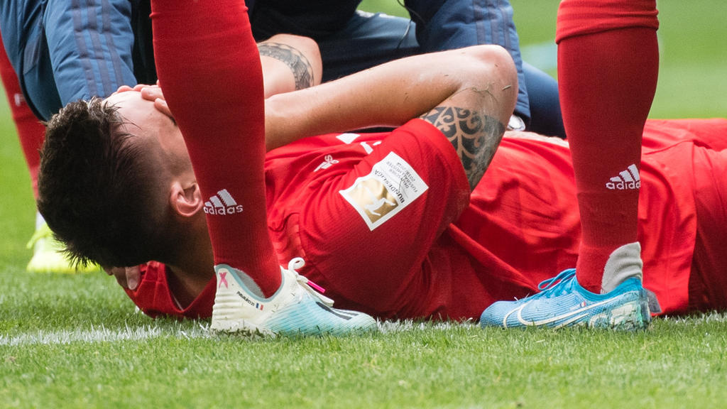 19.10.2019, Bayern, Augsburg: Fußball: Bundesliga, FC Augsburg - Bayern München, 8. Spieltag in der WWK-Arena. Niklas Süle vom FC Bayern München wird von den Teamärzten behandelt. Foto: Matthias Balk/dpa - WICHTIGER HINWEIS: Gemäß den Vorgaben der DF