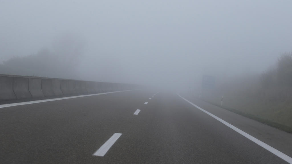 dpatopbilder - 20.10.2019, Bayern, Erkheim: Morgennebel liegt über der Autobahn A96. Foto: Karl-Josef Hildenbrand/dpa +++ dpa-Bildfunk +++