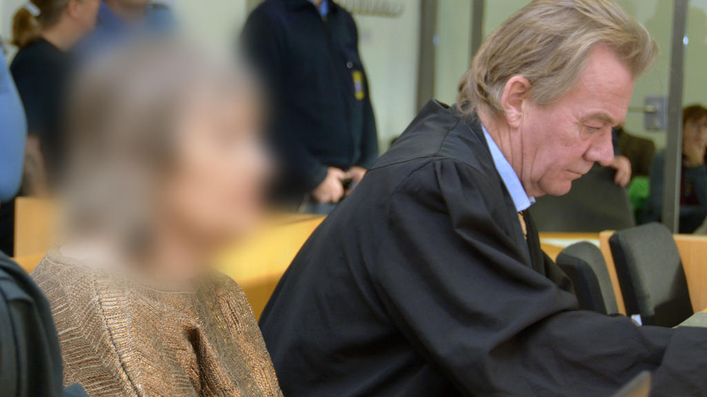 22.10.2019, Hessen, Hanau: Die 72-jährige Angeklagte sitzt neben ihrem Anwalt Peter Hovestadt im Gerichtssaal. Die Anklage wirft der mutmaßlichen Sektenchefin Mord an einem damals vierjährigen Jungen vor. Die Angeklagte soll das Kind im Jahr 1988 in
