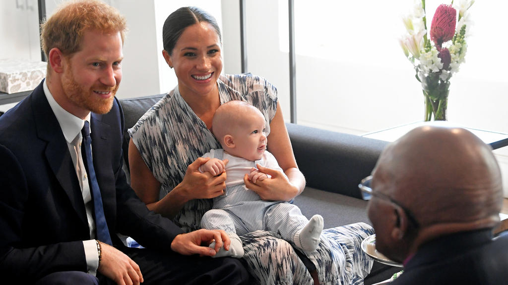 25.09.2019, Südafrika, Kapstadt: Der britische Prinz Harry (l), Herzog von Sussex, und seine Frau Meghan (2.v.l), Herzogin von Sussex, treffen gemeinsam mit ihrem Sohn Archie (M) Desmond Tutu (r), Erzbischof von Kapstadt und Friedensnobelpreisträger,