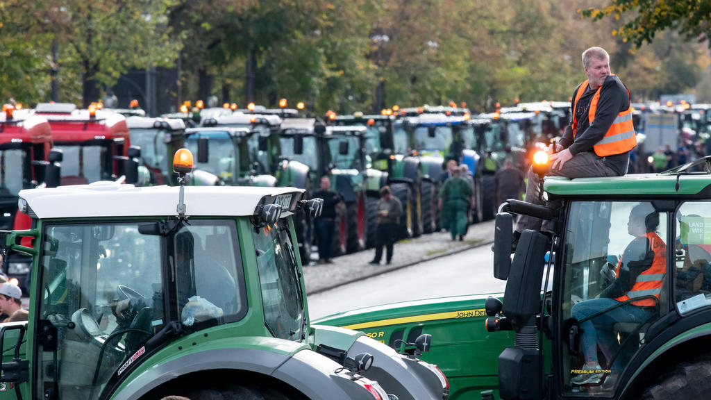 Brandenburger Bauern fahren bei einer Protestaktion gegen das Agrarpaket der Bundesregierung mit ihren Treckern um die Siegessäule.