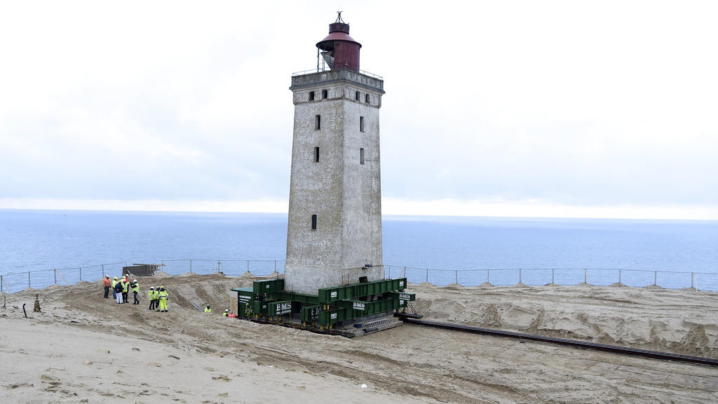 22.10.2019, Dänemark, Loenstrup: Der 120 Jahre alte Leuchtturm Rubjerg Knude Fyr steht auf Rädern und Schienen. Der Umzug eines 23 Meter hohen Leuchtturms hat begonnen. Der Rubjerg Knude Fyr war 1899 auf einer Wanderdüne errichtet worden. Aufgrund de