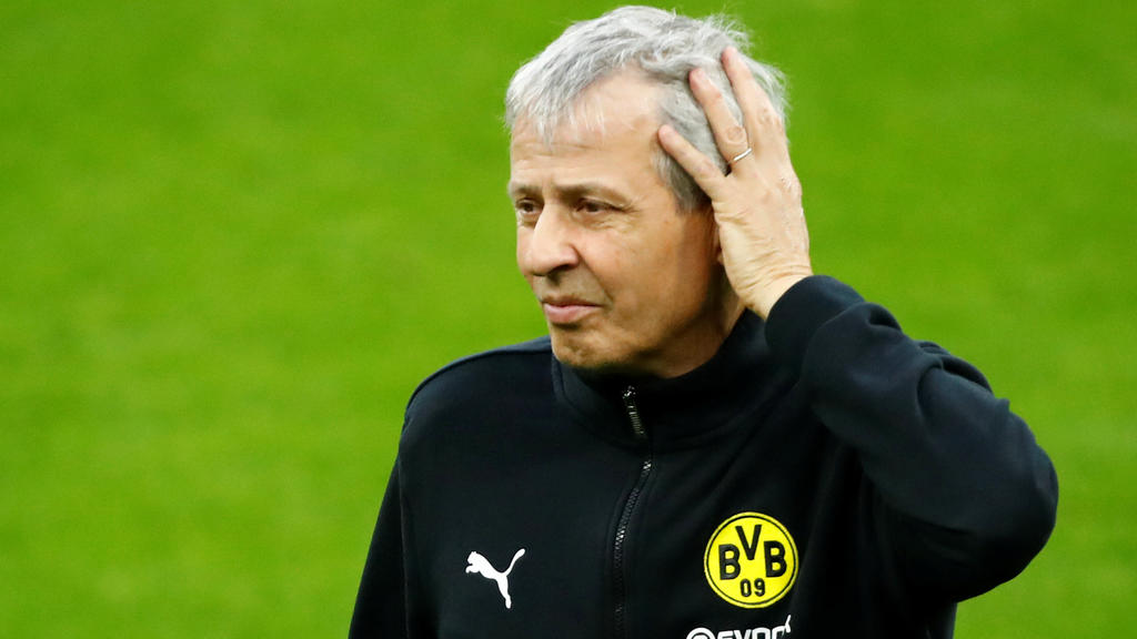 Soccer Football - Champions League - Borussia Dortmund Training - San Siro, Milan, Italy - October 22, 2019 Borussia Dortmund coach Lucien Favre during training REUTERS/Alessandro Garofalo
