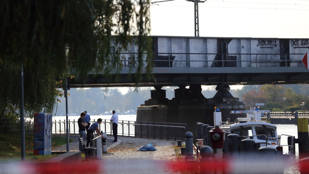 Polizisten stehen neben einer abgedeckten Leiche, die zuvor aus der Havel geborgen wurde, Potsdam, 22. Oktober 2019. Es handelt sich um die seit Tagen vermisste 15-jährige Britney. Potsdam: Polizei birgt Leiche von Britney Policemen standing next t
