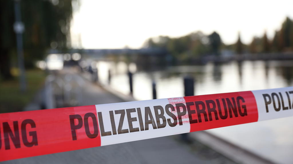 Polizeiabsperrung am Fundort einer Leiche, die aus der Havel geborgen wurde, Potsdam, 22. Oktober 2019. Es handelt sich um die seit Tagen vermisste 15-jährige Britney. Potsdam: Polizei birgt Leiche von Britney Police barrier at the site of a body r