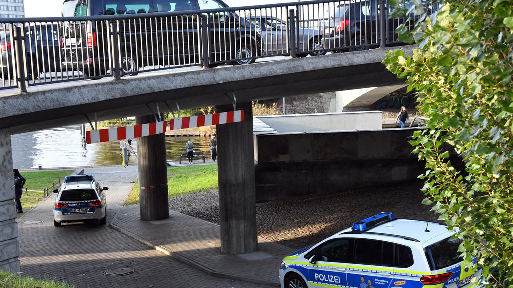 22.10.2019, Brandenburg, Potsdam: Polizeiautos stehen an der Absperrung des Fundortes einer Frauenleiche an der Langen Brücke. Foto: Bernd Settnik/dpa-Zentralbild/dpa +++ dpa-Bildfunk +++