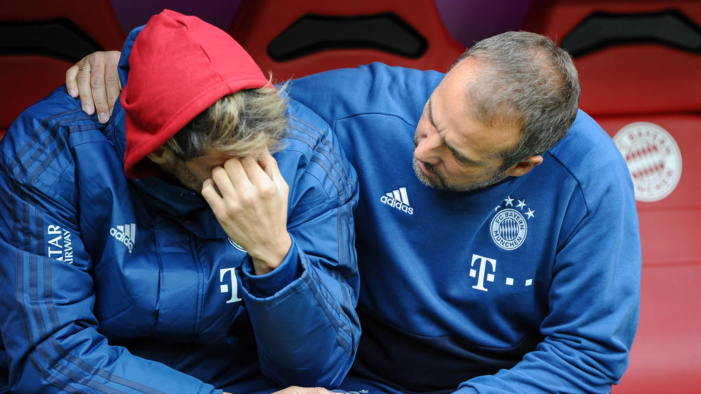 Co-Trainer Hansi Flick FC Bayern Muenchen bei Javi Martinez FC Bayern Muenchen 8, der offensichtlich ein Problem hat , FC Bayern Muenchen - TSG 1899 Hoffenheim, Fussball, 1.Bundesliga, 05.10.2019, DFL REGULATIONS PROHIBIT ANY USE OF PHOTOGRAPHS AS I