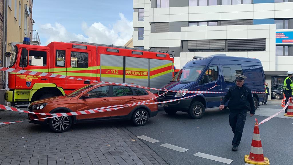 Die Einsatzkräfte sind mit einem Großaufgebot vor Ort.