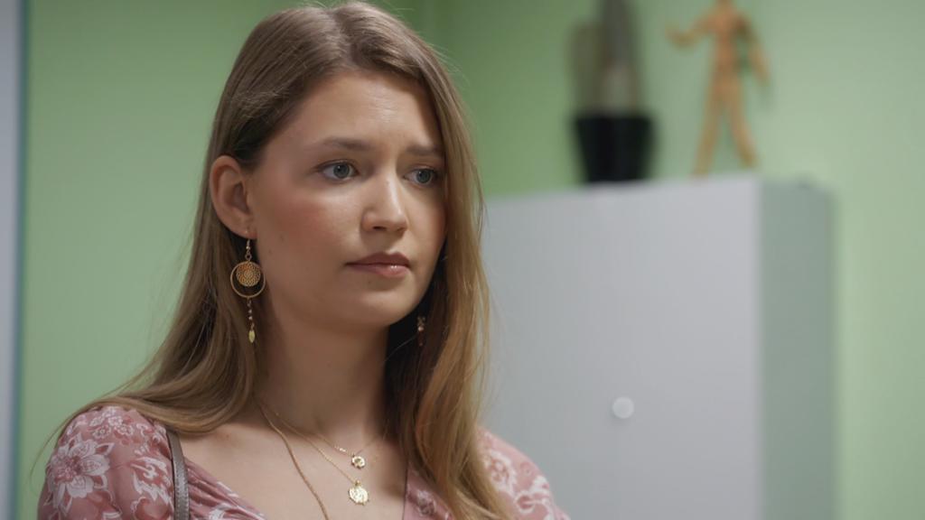AWZ: Nathalie schaut Finn traurig an.