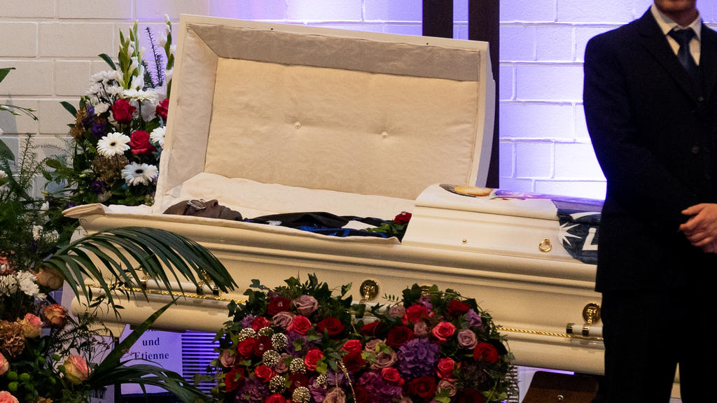 Am offenen Sarg verabschieden sich Fans, Familie und Freunde von Alphonso Williams.