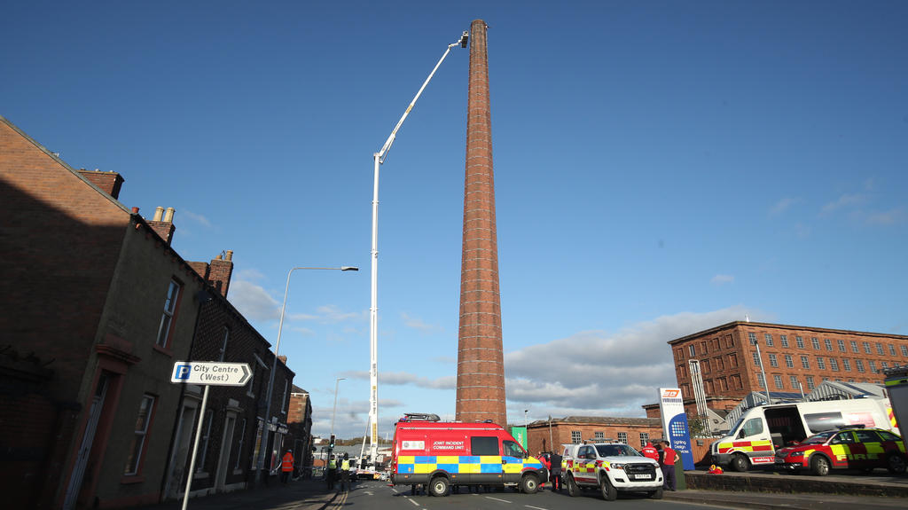 Rettungskräfte an einem Schornstein in Carlisle. (28.10.2019)