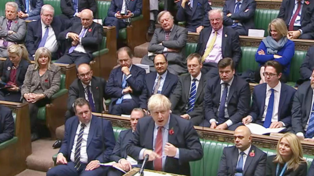 Boris Johnson spricht im britischen Unterhaus während der Debatte vor der Abstimmung über die geplante Neuwahl.