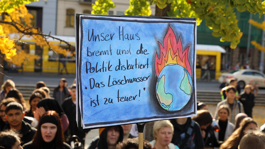 Fridays for Future - GER, Germany, Deutschland, Berlin, 25.10.2019 - Berlin-Mitte: Schüüler, Studenten und Klimaaktivisten demonstrieren im Invalidenpark im Regierungsviertel füür das Klima, den Klimaschutz und eine bessere und saubere Umwelt. Die Sc