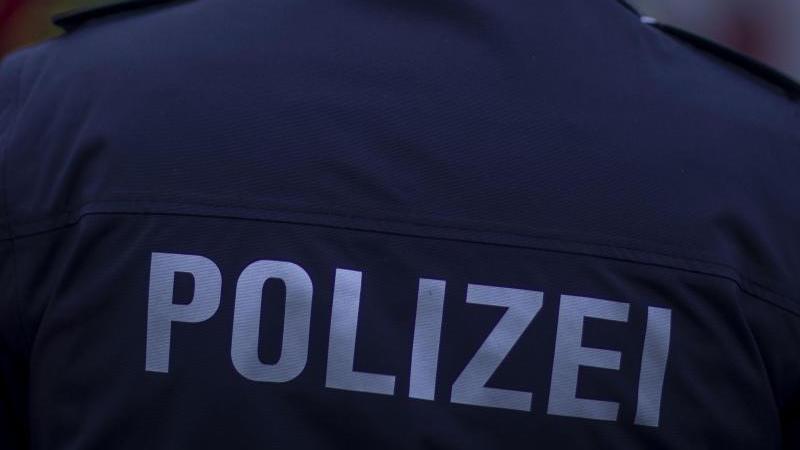 Betrunkene Frau Will Nach Hause Und Ruft Polizei