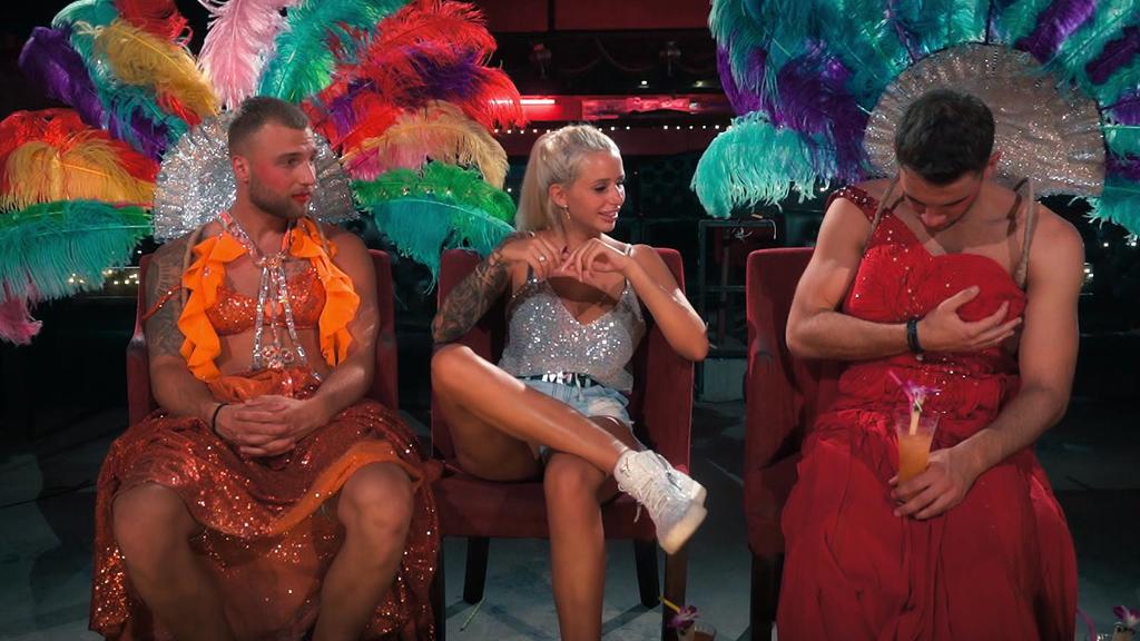 Carina hat bei ihrem Date mit Filip und Serkan viel Spaß