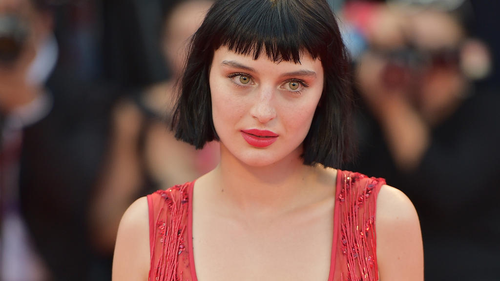 Alice Pagani trägt einen Bob.