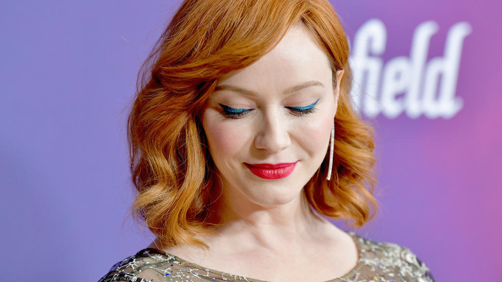 Christina Hendricks trägt einen roten Bob.