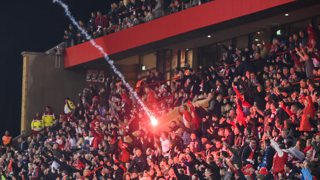 Sport Bilder des Tages 02.11.2019, xkvx, Fussball 1.Bundesliga, Union Berlin - Hertha BSC Berlin emspor, v.l. Hertha BSC Berlin Fans schiessen eine Leuchtrakete in die Haupttribuene / Pyro / Pyrotechnik / Feuer / Rauch / Qualm / Zuschauer / Fans Unio