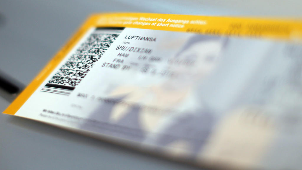 ARCHIV - 07.09.2012, Hamburg: Ein Ticket der Lufthansa liegt am Flughafen. Heute (25.10.2019) berät der Bundestag über Gesetze zur Umsetzung des Klimaschutzprogramms 2030. Es geht unter anderem um höhere Steuern auf Flugtickets,die Erhöhung der Pendl