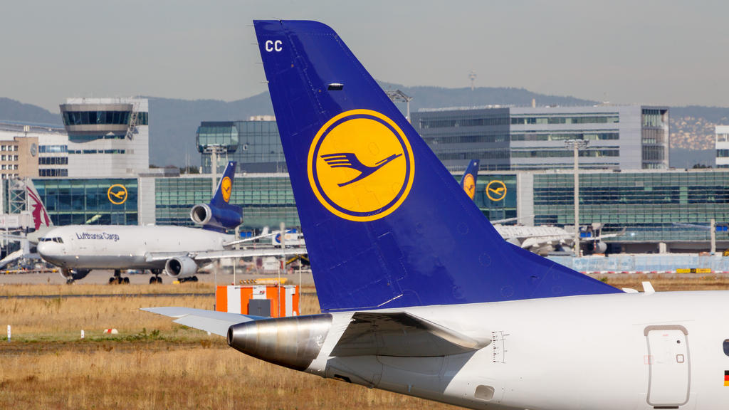 DEU, Deutschland, Hessen, Frankfurt am Main, 03.09.2019: Flughafen Frankfurt am Main, Frankfurt Airport, Registration: D-AECC Lufthansa CityLine Embraer ERJ-190LR, Leitwerk, Logo DEU, Germany, Hesse, Frankfurt am Main, 03 09 2019 Frankfurt am Main