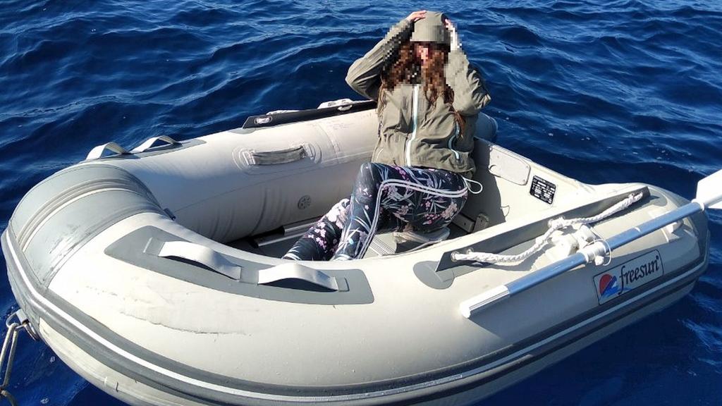 Kushila Stein auf ihrem Schlauchboot