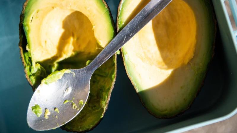 Wenn eine Avocado erstmal auf ist, wird sie schnell braun.