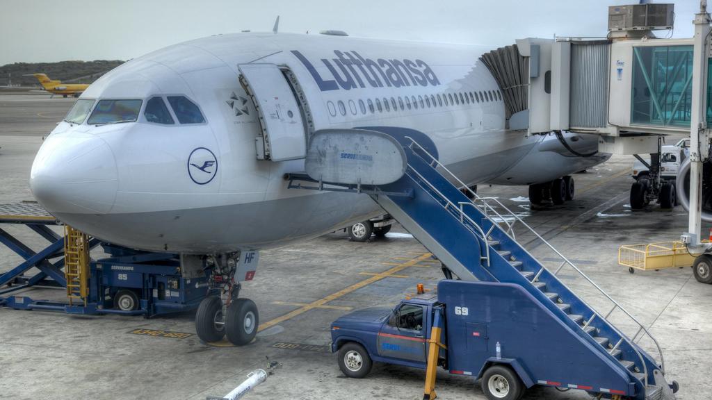Airbus A340-600 von Lufthansa parkt am Gate, Flughafen Caracas, Venezuela - Airbus A340-600 at airport BLWX100339 Copyright: xblickwinkel/McPhotox/FotoxBegsteigerx