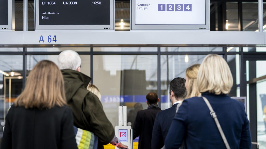 HANDOUT - 30.10.2019, Frankfurt/Main: Das Foto zeigt ein Abflug-Gate der Lufthansa, bei dem das geplante Einsteige-System «WILMA» bereits zur Anwendung kommt. (Zu dpa «WILMA Lufthansa sucht den schnellsten Weg ins Flugzeug» am 05.11.2019) Foto: Patri