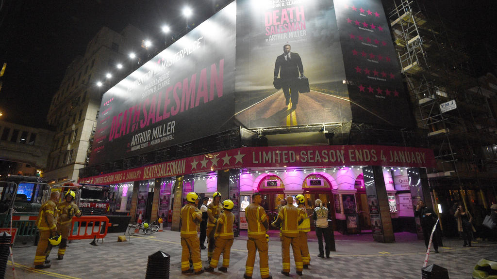 06.11.2019, Großbritannien, London: Feuerwehrleute stehen vor dem Piccadilly Theatre, nachdem es evakuiert wurde. Im Piccadilly Theatre ist am Mittwochabend teilweise die Decke eingestürzt. Mehrere Menschen wurden bei dem Vorfall leicht verletzt, wie