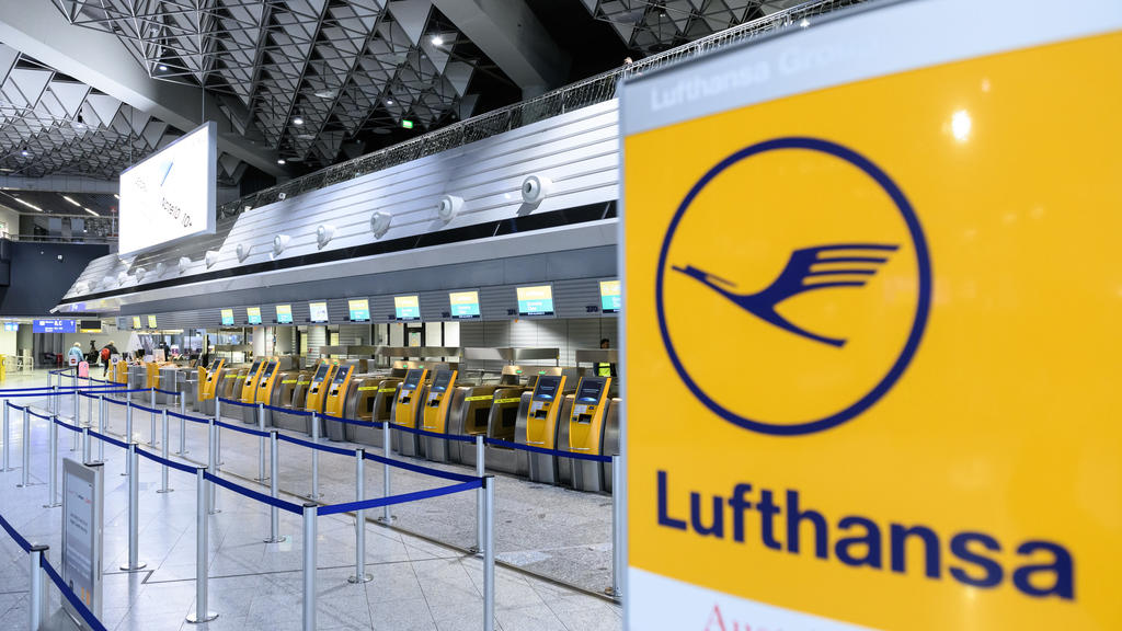 dpatopbilder - 07.11.2019, Hessen, Frankfurt/Main: Leere Check-in Schalter der Fluggesellschaft Lufthansa im Terminal 1 des Flughafens Frankfurt. Bei der Lufthansa hat um Mitternacht ein 48-Stunden-Streik der Flugbegleiter begonnen. Foto: Silas Stein