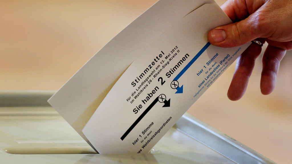 ARCHIV - 13.05.2012, Nordrhein-Westfalen, Königswinter: Eine Frau wirft in einem Wahllokal in Königswinter bei Bonn ihren Stimmzettel in die Wahlurne. Die Beteiligung Zehntausender Jugendlicher an der Klima-Bewegung Fridays for Future hat die Debatte