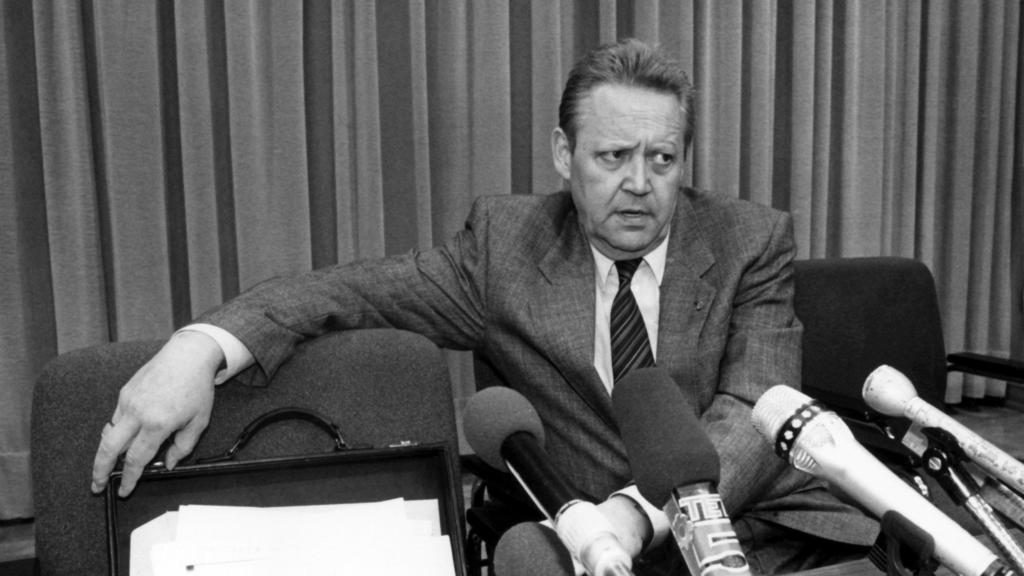 ARCHIV - 09.11.1989, Berlin: Ein ernstes Gesicht macht Günter Schabowski, Mitglied des Politbüros des ZK der SED und 1. Sekretär der SED-Bezirksleitung Berlin, auf der Pressekonferenz am 09.11.1989. Auf ihr gab Schabowski die Öffnung der Grenze bekan