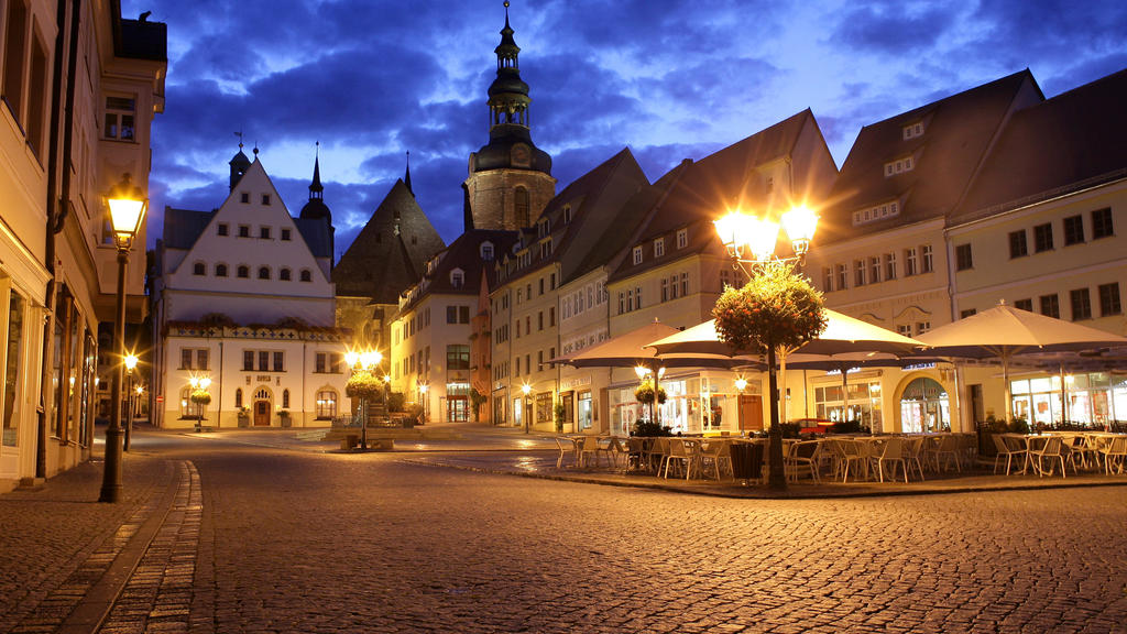 ARCHIV - 11.09.2009, Sachsen-Anhalt, Eisleben: Der Marktplatz von Eisleben im Landkreis Mansfeld Südharz. (zu dpa «Gebeutelt aber mit Hoffnung: Strukturwandel in Mansfeld-Südharz») Foto: Jens Wolf/dpa-Zentralbild/dpa +++ dpa-Bildfunk +++