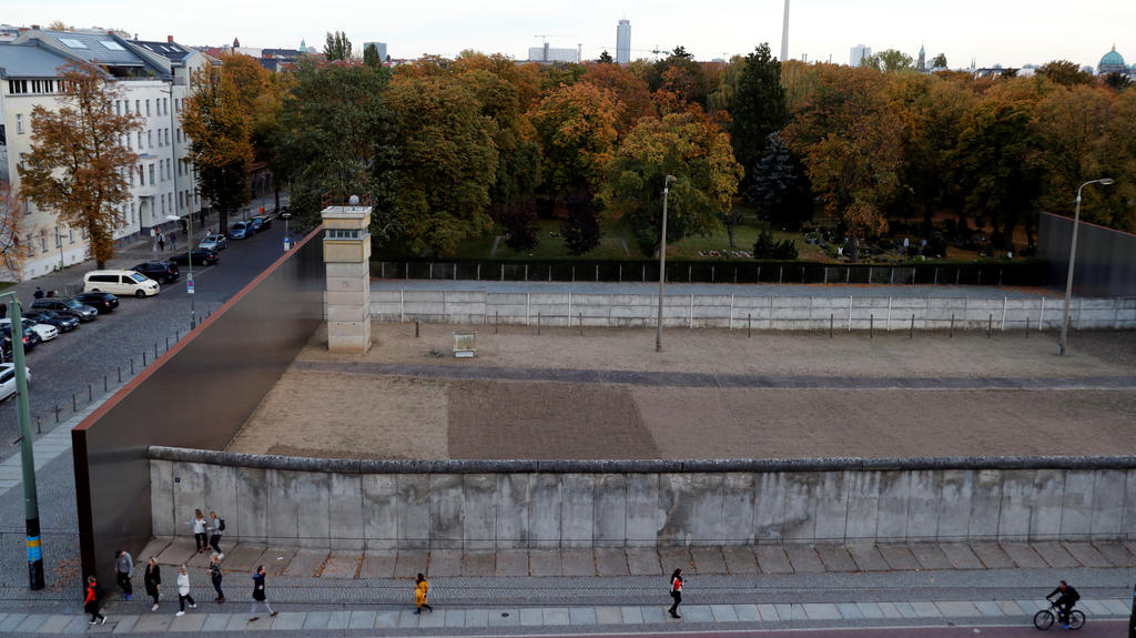 Mauer und Todesstreifen an der Bernauer Straße in Berlin