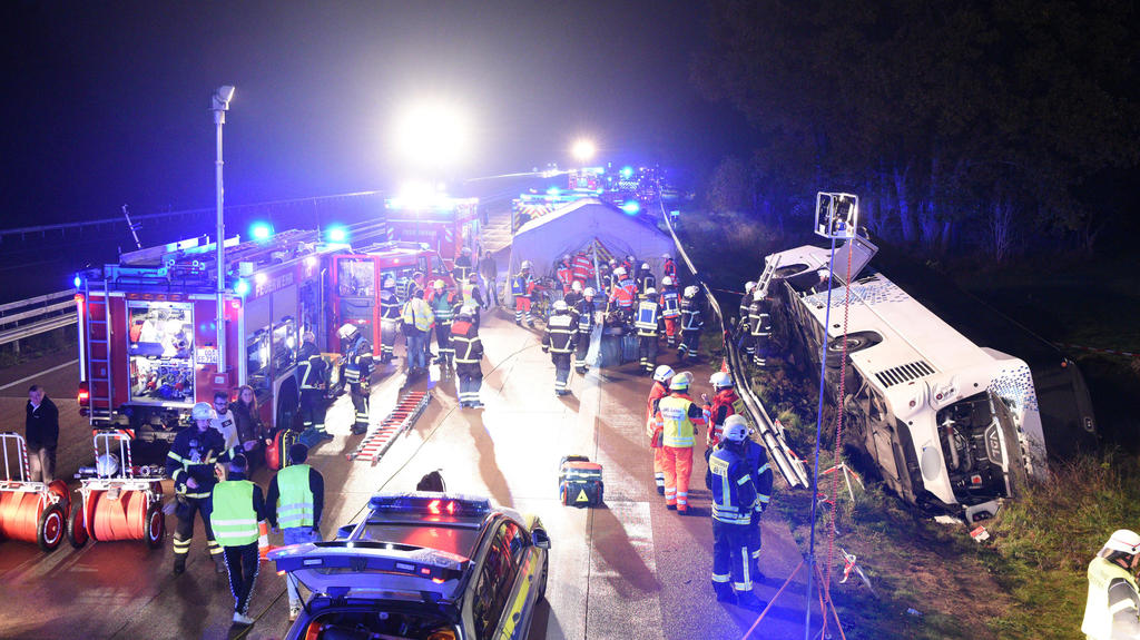 09.11.2019, Schleswig-Holstein, Barsbüttel: Ein Bus liegt neben der Autobahn A1 zwischen Stapelfeld und Barsbüttel im Graben. Der Bus war von der Straße abgekommen, zahlreiche Insassen wurden verletzt. Foto: Daniel Bockwoldt/dpa - ACHTUNG: KFZ Kennze
