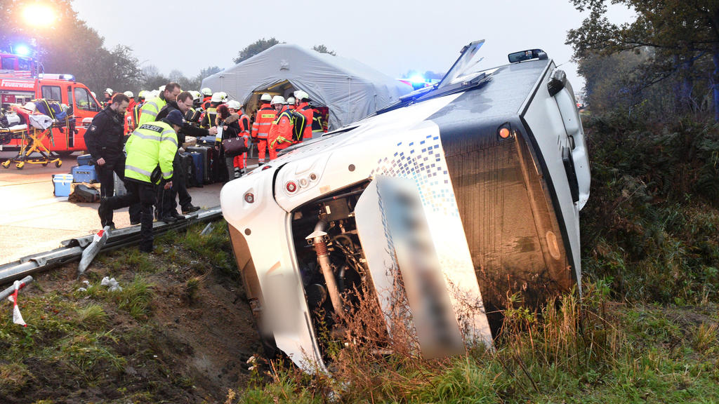 09.11.2019, Schleswig-Holstein, Barsbüttel: Ein Bus liegt neben der Autobahn A1 zwischen Stapelfeld und Barsbüttel im Graben. Der Bus war von der Straße abgekommen, zahlreiche Insassen wurden verletzt. Foto: Daniel Bockwoldt/dpa - ACHTUNG: KFZ Kennze