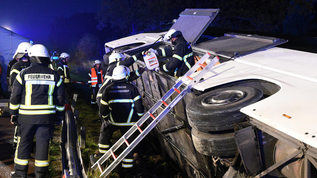 09.11.2019, Schleswig-Holstein, Barsbüttel: Ein Bus liegt neben der Autobahn A1 zwischen Stapelfeld und Barsbüttel im Graben. Der Bus war von der Straße abgekommen, zahlreiche Insassen wurden verletzt. Foto: Daniel Bockwoldt/dpa +++ dpa-Bildfunk +++