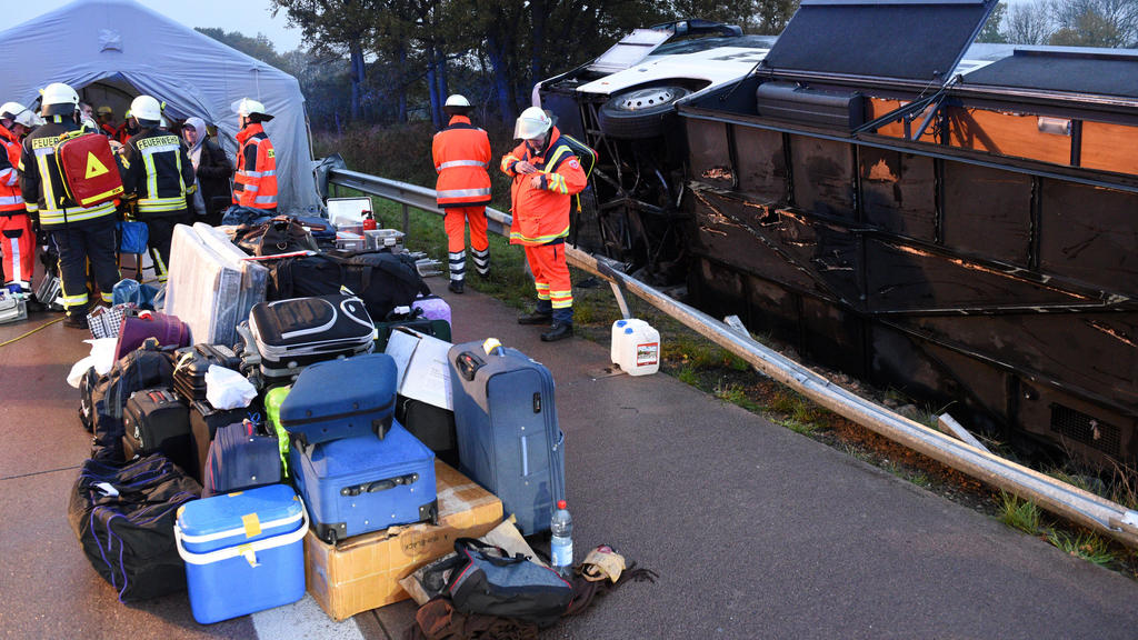 09.11.2019, Schleswig-Holstein, Barsbüttel: Ein Bus liegt neben der Autobahn A1 zwischen Stapelfeld und Barsbüttel im Graben. Der Bus war von der Straße abgekommen, zahlreiche Insassen wurden verletzt. Foto: Daniel Bockwoldt/dpa +++ dpa-Bildfunk +++