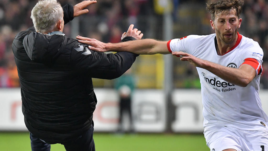 10.11.2019, xblx, Fussball 1.Bundesliga, SC Freiburg - Eintracht Frankfurt emspor, v.l. Trainer Christian Streich SC Freiburg wird von David Abraham Eintracht Frankfurt umgerannt, Rote Karte für, red card for, Platzverweis, Game Misconduct DFL/DFB R