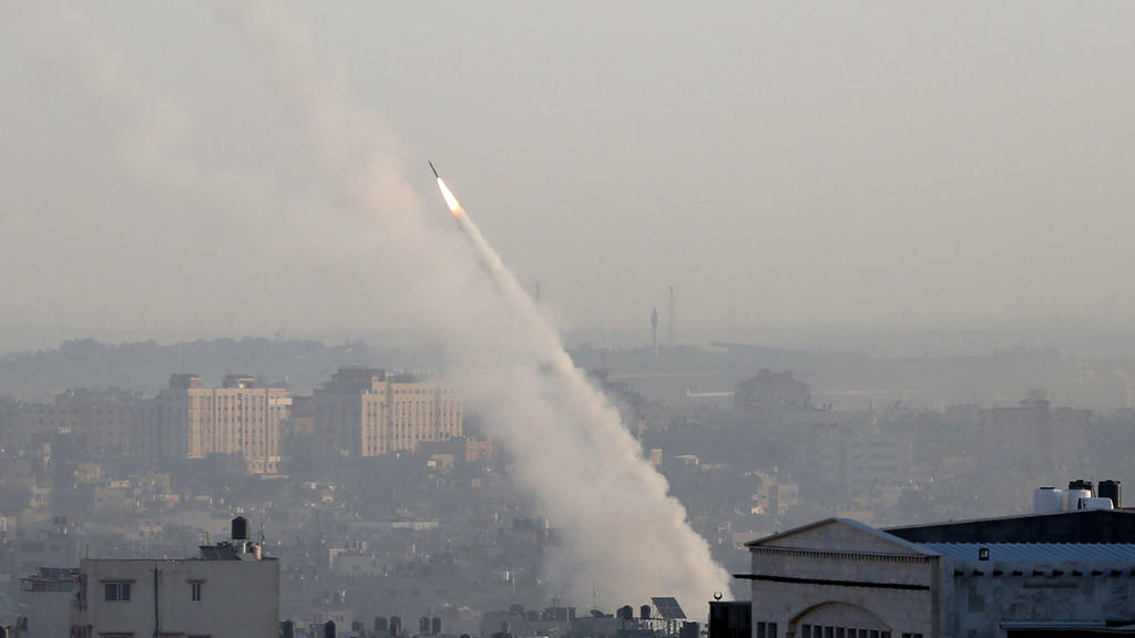 12.11.2019, Palästinensische Autonomiegebiete, Gaza: Eine palästinensische Rakete wird aus der Stadt Gaza abgefeuert. Zuvor hatten Israels Sicherheitskräfte ein Haus angegriffen, in dem sich ein Anführer des Islamischen Dschihad im Gazastreifen befan