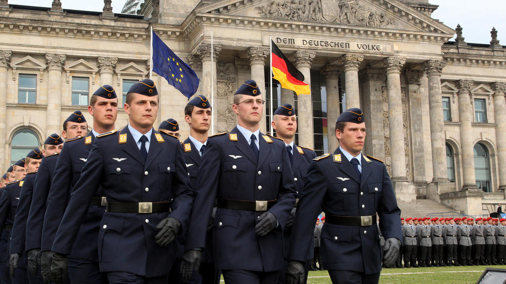 Rekruten der Bundeswehr stehen beim feierlichen Gelöbnis vor dem Reichstag. (zu dpa "Gelöbnis vor dem Reichstagsgebäude am Gründungstag der Bundeswehr"