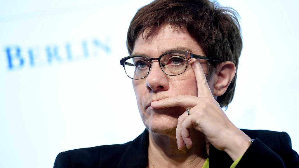 Annegret Kramp-Karrenbauer (CDU), Verteidigungsministerin, nimmt an der Sicherheitstagung "Nato Talk around the Brandenburger Tor" teil.