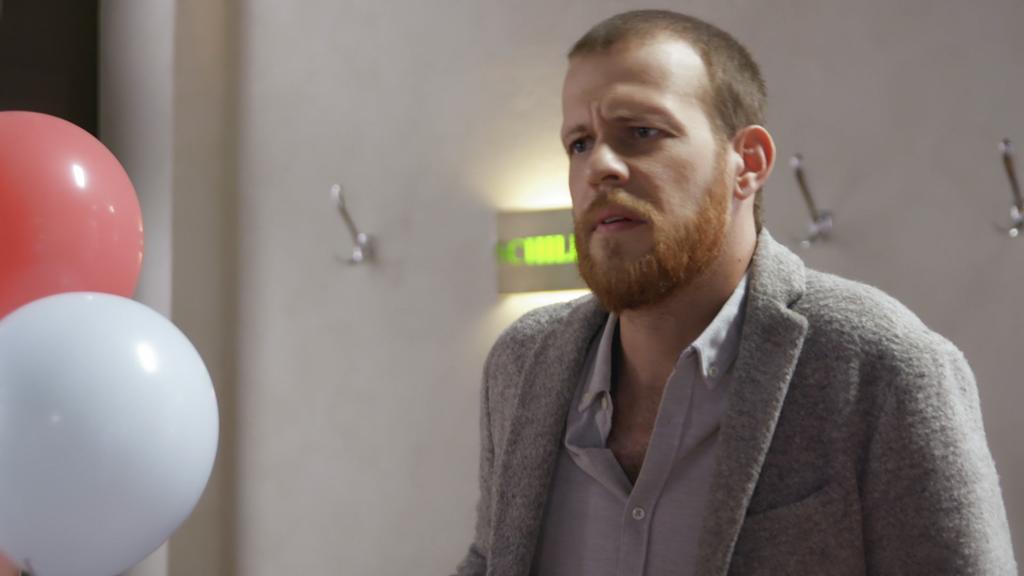 Unter uns: Tobias schaut verletzt.