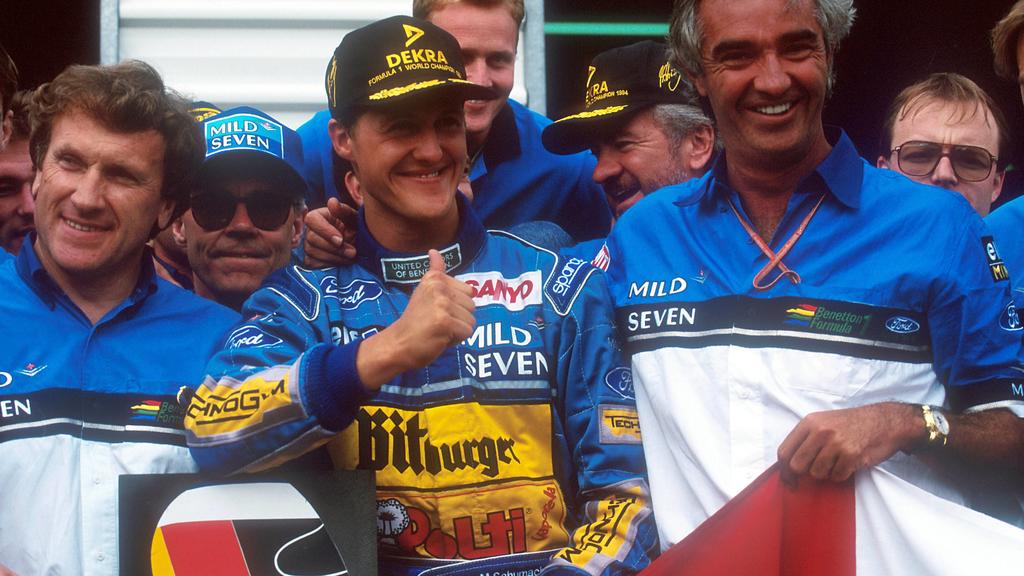 Bildnummer: 04010474 Datum: 13.11.1994 Copyright: imago/LAT PhotographicMichael Schumacher (Deutschland, Mitte) - Weltmeister 1994 mit Teamchef Flavio Briatore (Italien / beide Benetton Ford, re.) - PUBLICATIONxINxGERxONLY (LAT200108020166); Vdia,