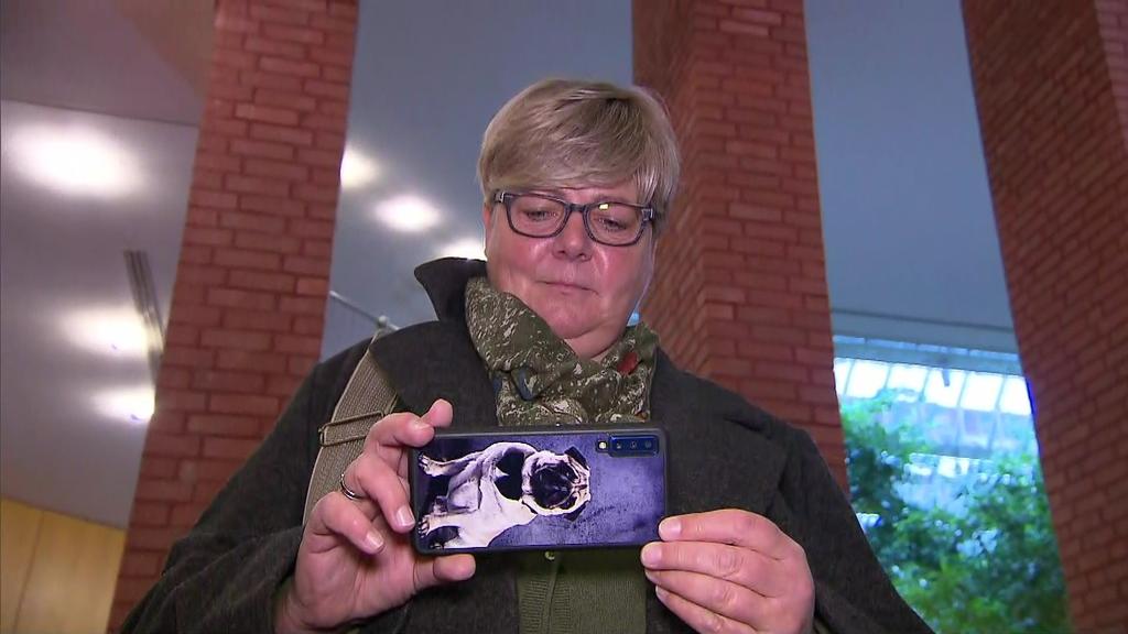 Michaela Jordan mit einer Mops-Handyhülle