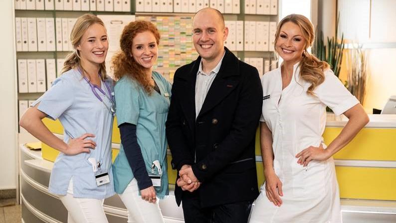 Oli P. feiert sein Schauspiel-Comeback bei der RTL-Serie "Nachtschwestern" (v. l. n. r.: Valerie Huber, Sarah Hannemann, Oliver Petszokat und Jana Schölermann)