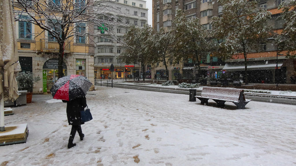 FRANCE - WEATHER - SNOW - DROME People walk around with an umbrella in the streets and city centre of Valence. First snowfall in the Drome which has been placed on orange alert where traffic is disrupted. Valence, France - November 14, 2019. Des pas