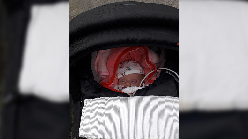 Frühgeborenes Baby Pia im Kinderwagen